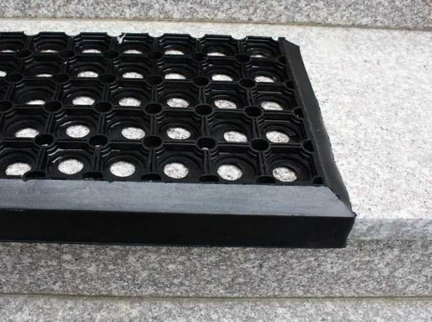 Накладка на ступени Решетка с барьером